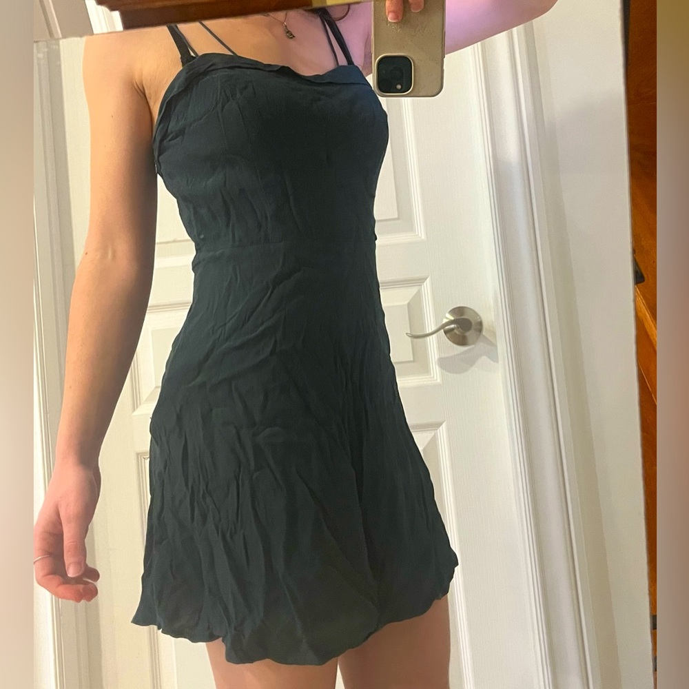 Urban outfitters Kimchi blue // Light fabric, dark green dress
